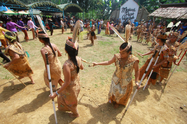 Warga Dayak Deah menampilkan tari Mesiwah Pare Gumboh di Desa Liyu, Kabupaten Balangan, Kalimantan Selatan. Foto: BAYU PRATAMA S/kumparan