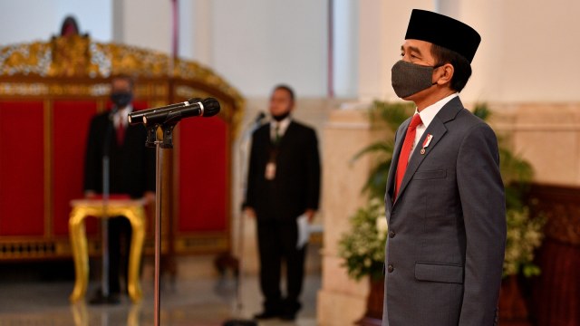Presiden Joko Widodo melantik keanggotaan Dewan Pimpinan Pusat dan Dewan Pertimbangan Pusat Legiun Veteran Republik Indonesia (LVRI) di Istana Negara, Jakarta. Foto: Sigid Kurniawan/POOL/Antara Foto