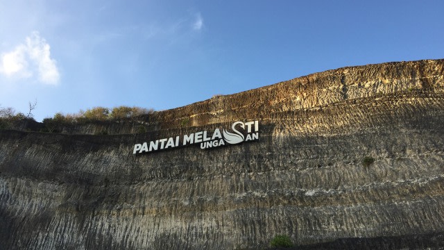 Masih Dilarang, Pantai Melasti di Badung, Bali, Resmi Dibuka