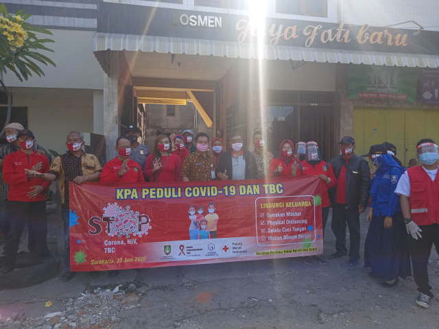Selain virus corona ternyata virus HIV/AIDS juga perlu diwaspadai warga Kota Solo. Ditemui saat membagikan masker dan sosialisasi penanggulangan HIV/AIDS di Kecamatan Banjarsari, Selasa kemarin (23/6)