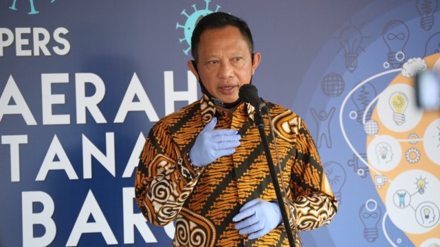 Mendagri Tito Karnavian memberikan keterangan pers saat penyerahan penghargaan lomba inovasi new normal yang digelar Kemendagri. Foto: Kemendagri