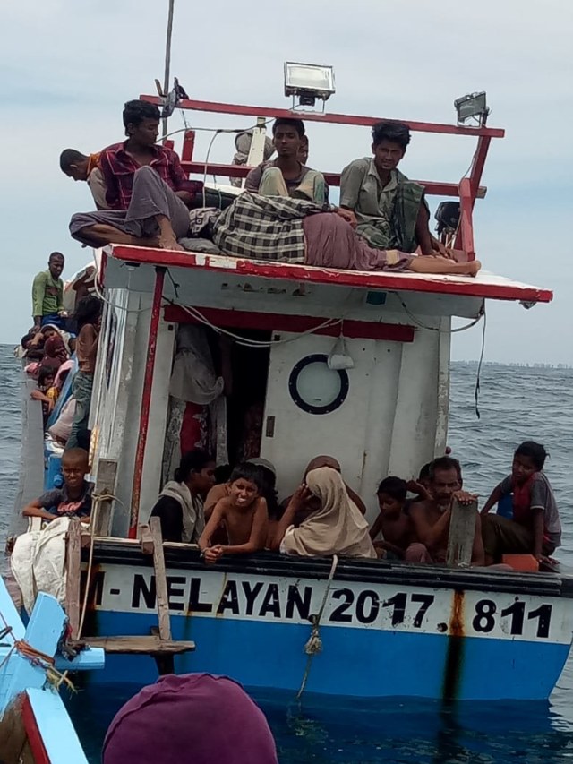 Pengungsi Rohingya terdampar di pesisir laut Aceh Utara. Foto: Dok. Warga 