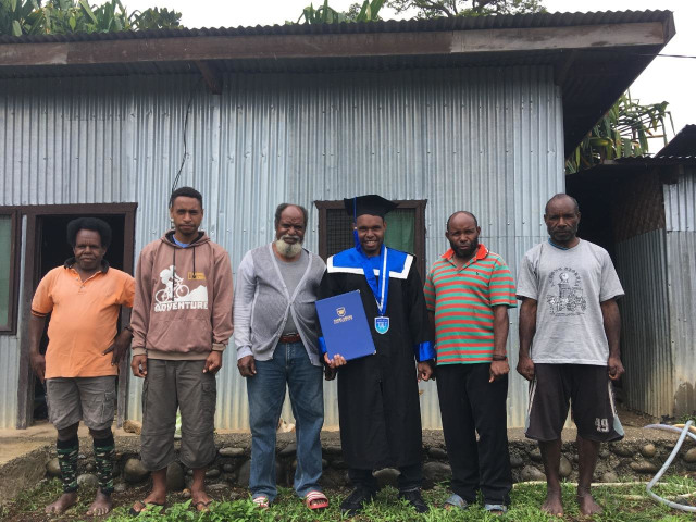 Neas Wanimbo foto wisuda bersama keluarganya di Wamena, Papua. (Foto: Neas Wanimbo/LinkedIn)