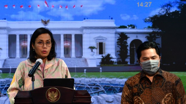 Menkeu Sri Mulyani (kiri) bersama Menteri BUMN Erick Thohir menyampaikan keterangan pers di Kantor Presiden, Jakarta.  Foto: Sigid Kurniawan/POOL/ANTARA FOTO