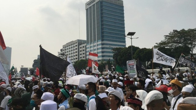 Pendemo RUU HIP memadati Jalan Gatot Subroto arah Slipi, Jakarta, Rabu (24/6). Foto: Abdu Faisal/Antara