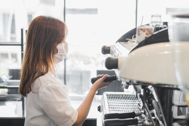 Ilustrasi kedai kopi di tengah pandemi Foto: dok.ShutterStock