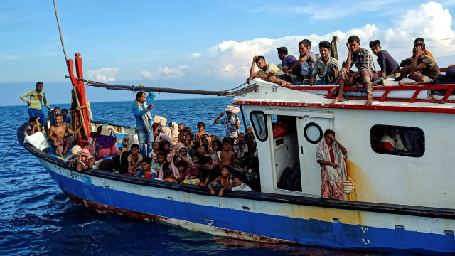 Pengungsi etnis Rohingya berada di atas kapal KM Nelayan 2017.811 milik nelayan Indonesia di pesisir Pantai Seunuddon, Aceh Utara, Aceh, Ra Foto: Rahmad/ANTARA FOTO