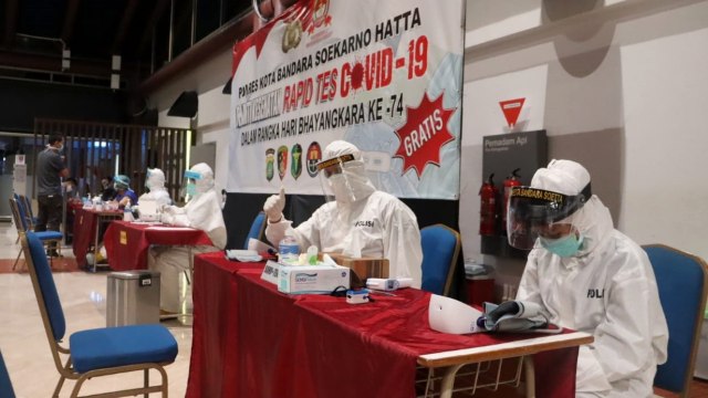 Rapid test gratis yang digelar oleh Polres Bandara Soetta di Terminal 2, Bandara Soekarno-Hatta. Foto: Polres Bandara