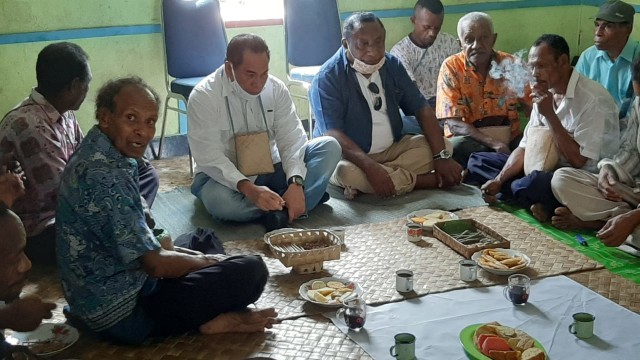 Samaun Dahlan saat dikhukukan secara adat. Foto: Istimewa