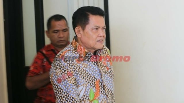 Setiyono, Wali Kota Pasuruan nonaktif, berjalan menuju ruang sidang Pengadilan Tipikor Surabaya, Senin (18/3/2019). (Foto: M. As'ad)