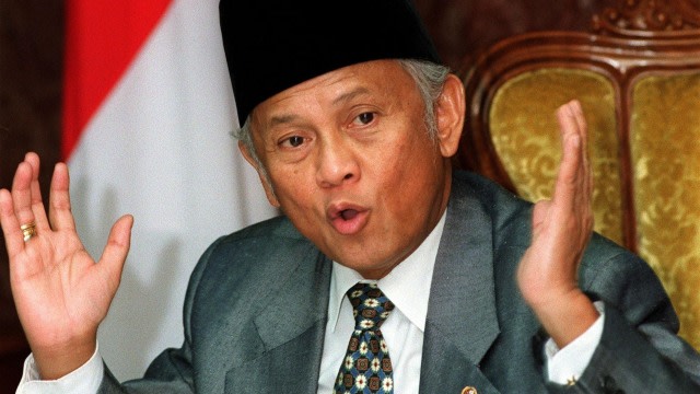 Presiden Indonesia B.J. Habibie saat wawancara dengan wartawan di kantor Presiden Bina Graha di Jakarta 11 Juli 1998. Foto: AFP/KEMAL JUFR