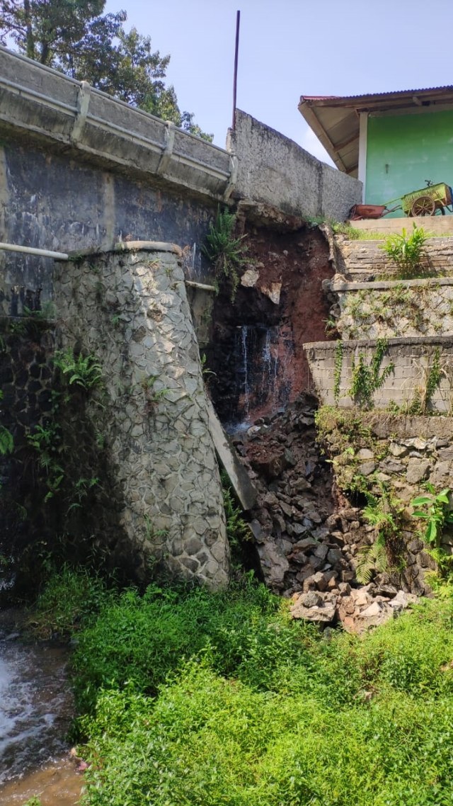 Reruntuhan tanggul di kawasan Mandor Sanun, Cibinong, Bogor, Jawa Barat, yang membuat warga resah. Foto: Dok. Aryo