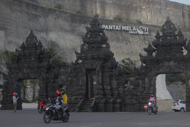 Warga mulai berdatangan ke Pantai Melasti, Badung, Bali - IST