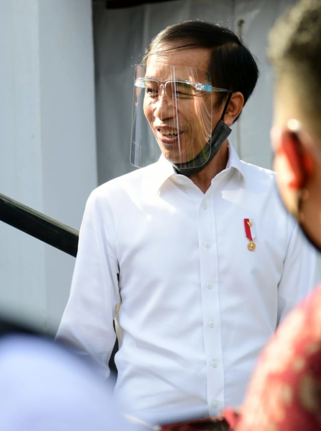 Pakai Face Shield, Presiden Jokowi tinjau Pasar Pelayanan Publik di Banyuwangi. Foto: Muchlis Jr - Biro Setpres 