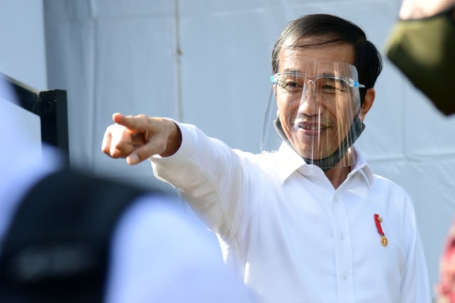 Pakai Face Shield, Presiden Jokowi tinjau Pasar Pelayanan Publik di Banyuwangi. Foto: Muchlis Jr - Biro Setpres 