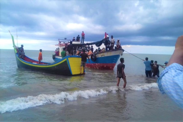 Warga menurunkan pengungsi Rohingya dari atas kapal. Foto: Iskandar untuk acehkini