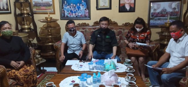 DUKUNG - Ketua Umum Gerdayak Indonesia, Yansen Binti (tengah- baju hitam)  saat menggelar konferensi pers di kediamannya soal dukungannya terhadap program Food Estate.