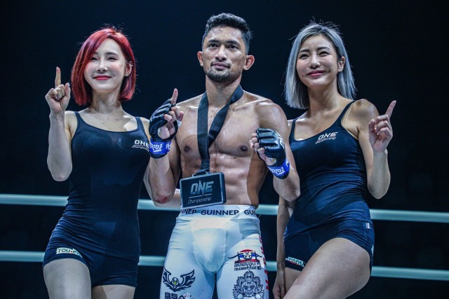 Fajar 'Macho' merayakan kemenangan dalam laga debutnya di ONE Championship (ONE Championship)