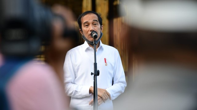 Presiden Joko Widodo memberikan keterangan saat meninjau Pantai So Long di Kabupaten Banyuwangi, Jawa Timur. Foto: Biro Pers Sekretariat Presiden-Muchlis Jr