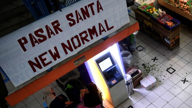 Suasana di Pasar Santa saat new normal. Foto: Wahyu Putro A/ANTARA FOTO