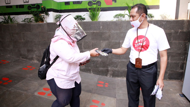 Pembagian masker di Stasiun Sudirman. Foto: KPK