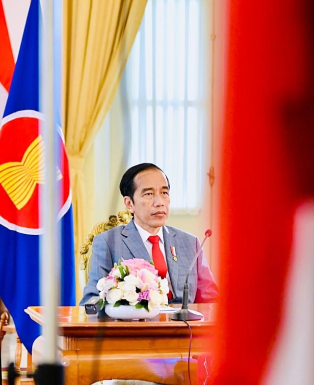 Presiden Joko Widodo mengikuti Konferensi Tingkat Tinggi (KTT) ke-36 ASEAN melalui telekonferensi di Istana Kepresidenan Bogor, Jawa Barat, Jumat (26/6). Foto: BPMI Setpres/Laily Rachev