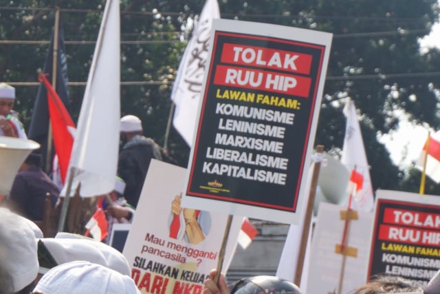 Tulisan penolakan RUU HIP yang dibawa sejumlah masa dalam aksi, Jumat (26/6) | Foto: Syahwa Roza Hariqo/Lampung Geh