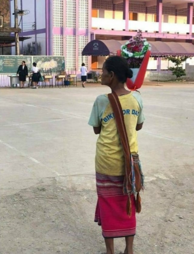 Potret mengharukan seorang ibu yang memakai pakaian seadanya bertelanjang kaki saat menghadiri wisuda putrinya. (Foto Twitter @recehtapisayng)