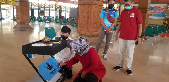 Bupati Tegal Umi Azizah menandatangani prototipe robot pengantar obat untuk pasien COVID-19.