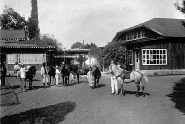 JEJAK SEJARAH: Hotel Nongkojajar tahun 1920. Foto: koleksi museum Tropen, Belanda.