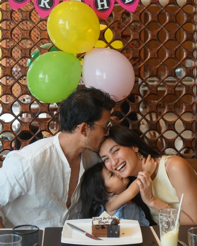 Atiqah Hasiholan, Rio Dewanto, dan anaknya, Salma. Foto: Instagram/@atiqahasiholan