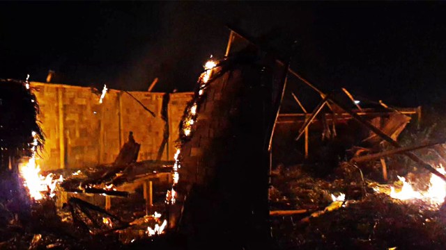 Gubuk yang terbuat dari tepas bambu ditengah ladang serai milik petani Simalingkar ludes terbakar pada Sabtu (27/6).