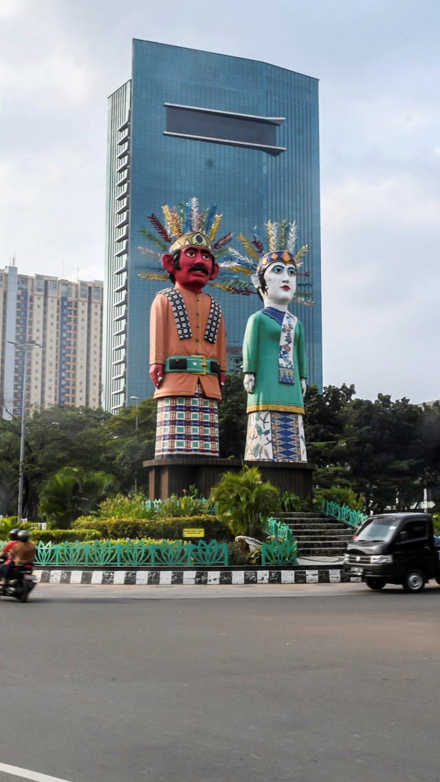 Kendaraan melintas di kawasan Jalan Benyamin Sueb, Jakarta, Sabtu (27/6/2020). Foto: Muhammad Adimaja/ANTARA FOTO