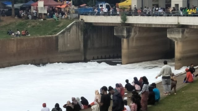 Permukaan aliran Sungai Banjir Kanal Timur (BKT) terkontaminasi gumpalan busa putih serupa salju, Minggu (28/6/2020). Foto: Andi Firdaus/ANTARA