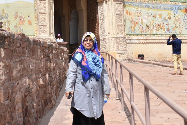 Prof Eka Srimulyani saat melakukan penelitian di India. Foto: Khiththati/acehkini