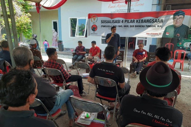 Anggota Komisi IV DPR RI, Ono Surono saat memberikan materi 4 Pilar Kebangsaan di Indramayu. (Ciremaitoday)