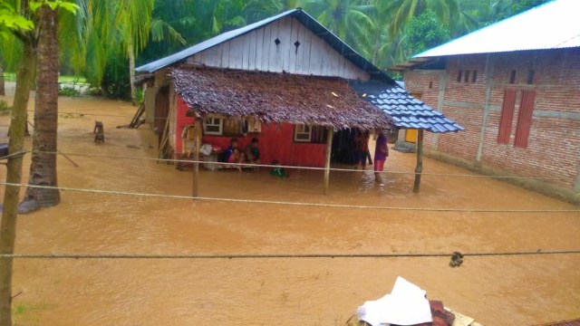 Hujan yang mengguyur Gorontalo menyebabkan sejumlah rumah di beberapa wilayah yang rawan banjir kembali terendam. Minggu, (28/6). Foto: Dok istimewa