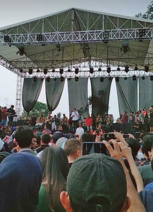 Raja Dangdut Rhoma Irama manggung di acara sunatan anak eks kru Soneta Grup di Bogor. Foto: Dok. Istimewa