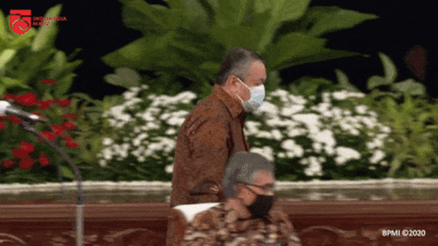 Momen Gubernur Bank Indonesia Perry Warjiyo telat datang saat Rapat Kabinet 18 Juni 2020. Foto: Youtube/@Sekretariat Presiden