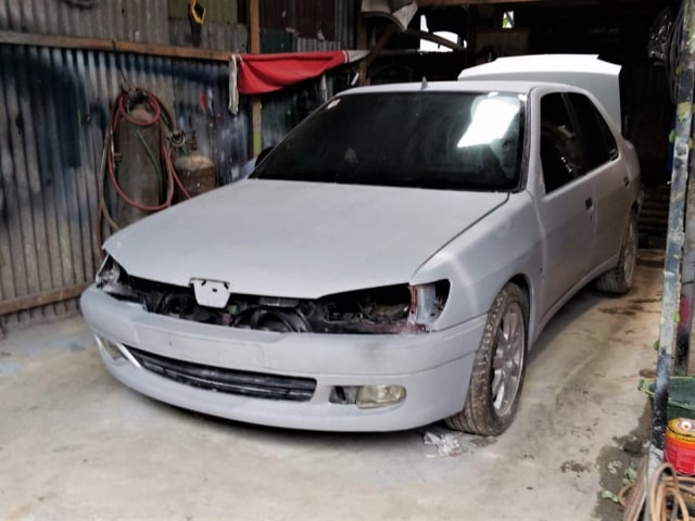 Ilustrasi Ganti Cat Mobil. Foto: Muhammad Ikbal/kumparan