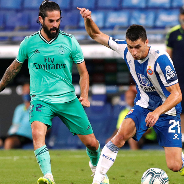 Isco (kiri) berduel dengan Marc Roca (kanan) di laga Real Madrid vs Espanyol, Senin (29/6) dini hari WIB. Foto:  REUTERS/Albert Gea