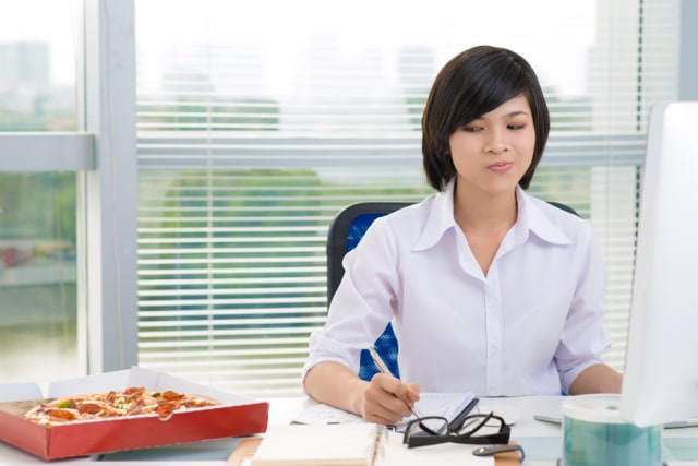 com-Kebiasaan nyemil saat WFH terkadang membuat berat berat badan naik. Foto: Shutterstock