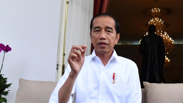 Presiden Joko Widodo saat menyampaikan keterangan pers di beranda belakang Istana Merdeka, Jakarta, Selasa (3/3). Foto: ANTARA FOTO/Sigid Kurniawan