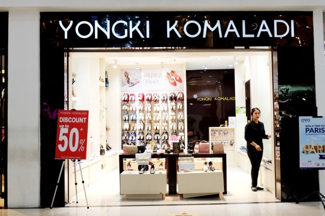 Salah satu gerai Yongki Komaladi di pusat perbelanjaan. Foto : supermalkarawaci.com