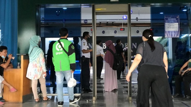 Nasabah menunggu antrean di Kantor Pusat Bank Bukopin, Cikoko, Jakarta Selatan, Senin (29/6). Foto: Abdul Latif/kumparan