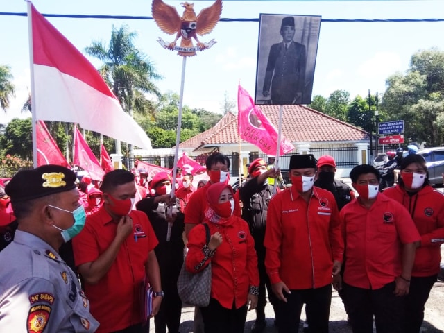 Massa dari PDIP Perjuangan Kota Pangkalpinang datangi Mapolres Pangkalpinang.