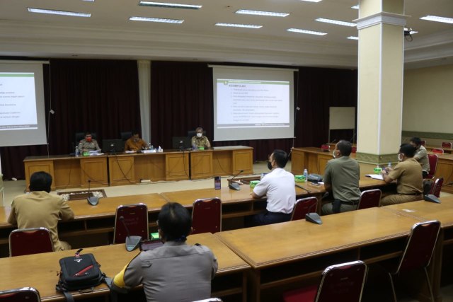 Rakor Penetapan Status Tanggap Darurat COVID-19 di Aula Praja II Kantor Gubernur Kalbar, Senin (29/6). Foto: Dok Pemprov Kalbar