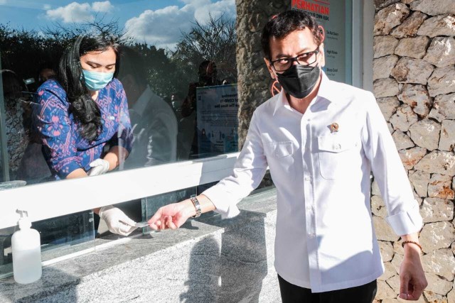Menparekraf, Wishnutama Kusubandio memantau protokol kesehatan di destinasi wisata.
 Foto: Kemenparekraf