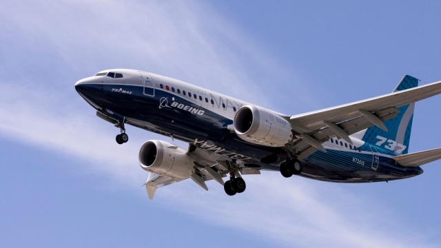 Pesawat Boeing 737 MAX mendarat setelah penerbangan uji coba di Boeing Field di Seattle, Washington, AS. Foto: Karen Ducey/REUTERS