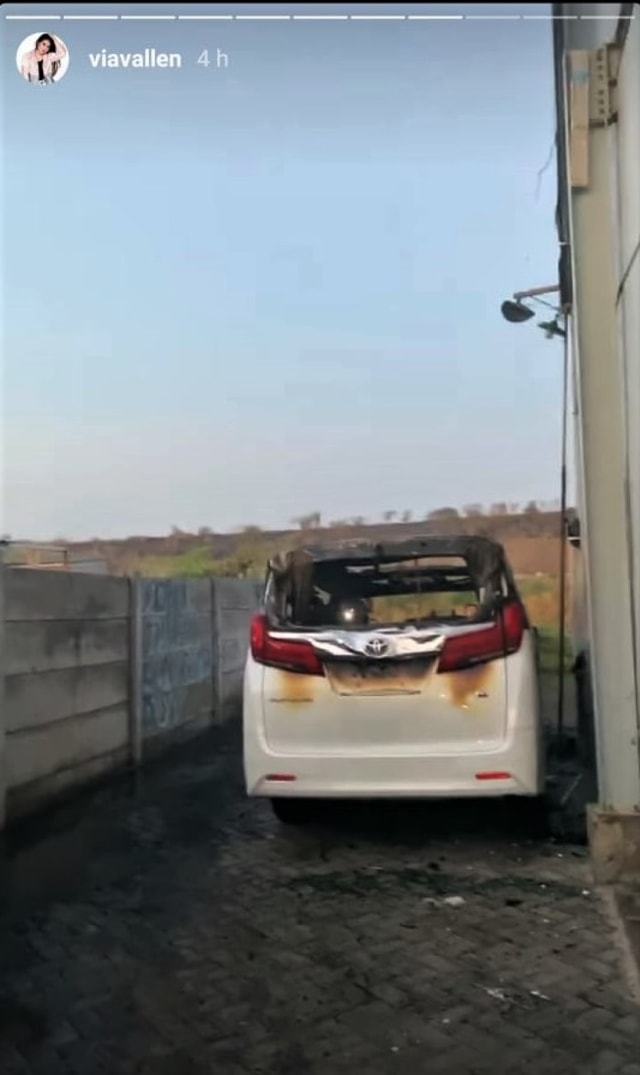 Toyota Alphard milik Via Vallen yang habis terbakar. Foto: dok. Tangkapan Layar Instagram Story Via Vallen